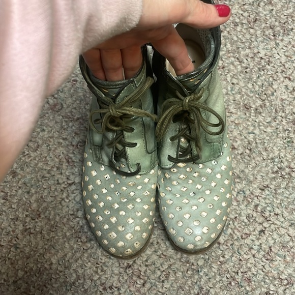 Felmini short heeled lazer cut out boots in light green/cream - Picture 4 of 12